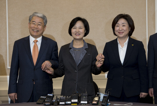 추미애 더불어민주당 대표(가운데), 김동철 국민의당 비대위원장(왼쪽), 심상정 정의당 대표가 13일 서울 여의도 국회에서 야3당 대표 회동을 갖기 직전 손을 맞잡고 있다. 박근혜 대통령 탄핵소추안 가결 이후 처음으로 열린 이날 회동에서 야3당 대표들은 현 정부의 적폐 청산과 개혁입법 추진을 위해 공조하기로 했다.  유동일기자 eddieyou@